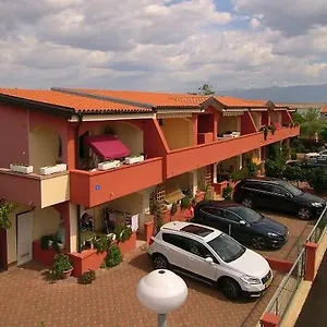 Edith's Olive Garden Apartament